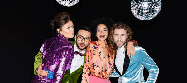 счастливые межрасовые друзья позируют в ночном клубе на черном фоне, баннер