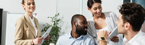 Partner Commerciali Multietnici Positivi Che Parlano Durante Riunione Sala Conferenze — Foto Stock