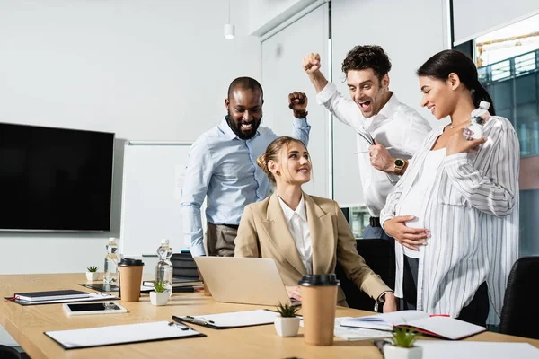 Opgewonden Interraciale Zakenmensen Tonen Succes Gebaar Vergaderzaal — Stockfoto