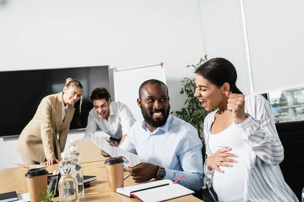 Sonriente Hombre Negocios Afroamericano Mostrando Documento Colega Emocionado Mostrando Gesto — Foto de Stock