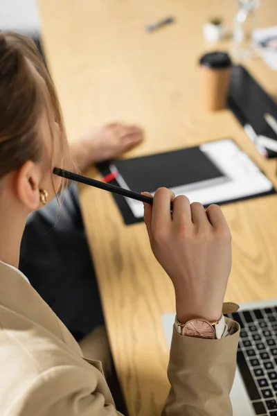 Gedeeltelijk Zicht Jonge Zakenvrouw Met Pen Conferentieruimte Wazige Achtergrond — Stockfoto