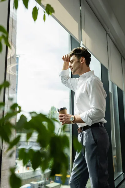 Hombre Negocios Soñador Con Bebida Para Llevar Mirando Través Ventana — Foto de Stock