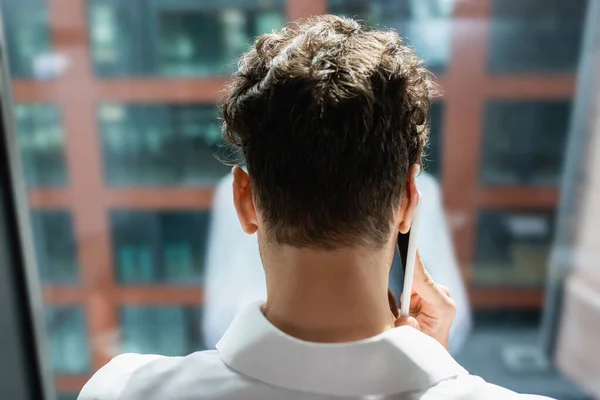 Vista Trasera Del Joven Hombre Negocios Hablando Por Teléfono Móvil — Foto de Stock