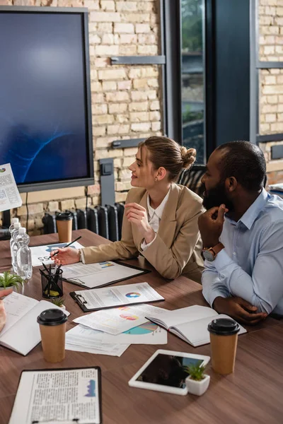 Geschäftsleute Sitzen Bei Besprechung Neben Dokumenten Mit Diagramm — Stockfoto