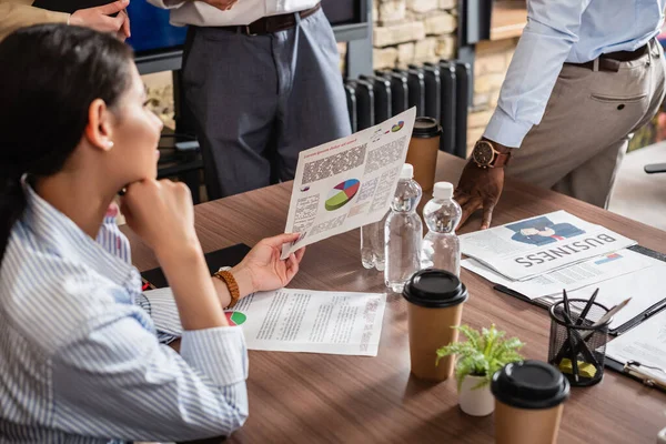 Afrikaans Amerikaans Zakenvrouw Bezit Document Met Grafieken Buurt Van Zakenpartners — Stockfoto