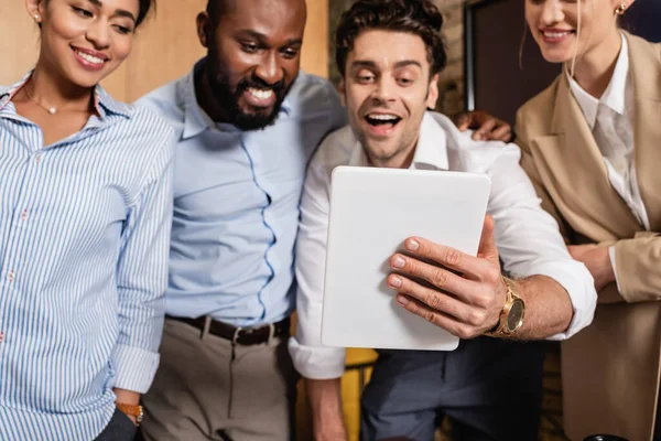 Verbaasd Zakenman Houden Digitale Tablet Buurt Vrolijke Interraciale Collega — Stockfoto