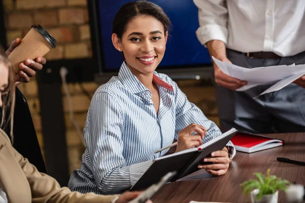 Sonriente Mujer Negocios Afroamericana Sonriendo Cámara Durante Reunión Con Compañeros — Foto de Stock