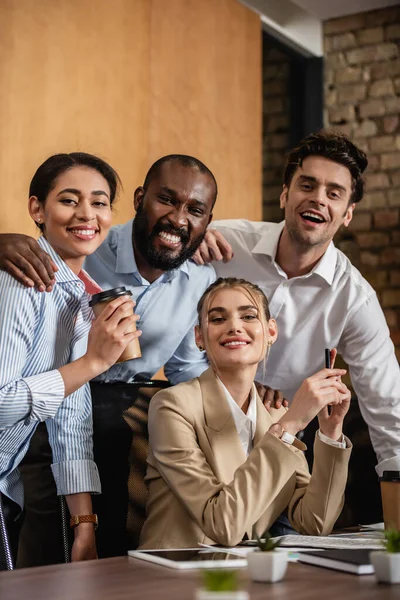 Succesvolle Multi Etnische Zakenpartners Zoek Naar Camera Vergaderzaal — Stockfoto