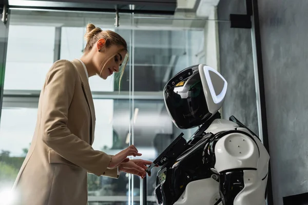 Young Businesswoman Operating Robot Office — Stock Photo, Image