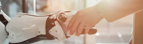 Abgeschnittene Ansicht Einer Geschäftsfrau Beim Händeschütteln Mit Roboter Banner — Stockfoto