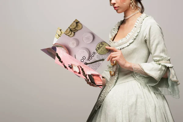 Περικοπή Άποψη Της Γυναίκας Ρετρό Ρούχα Ανάγνωση Σύγχρονο Περιοδικό Απομονωμένο — Φωτογραφία Αρχείου