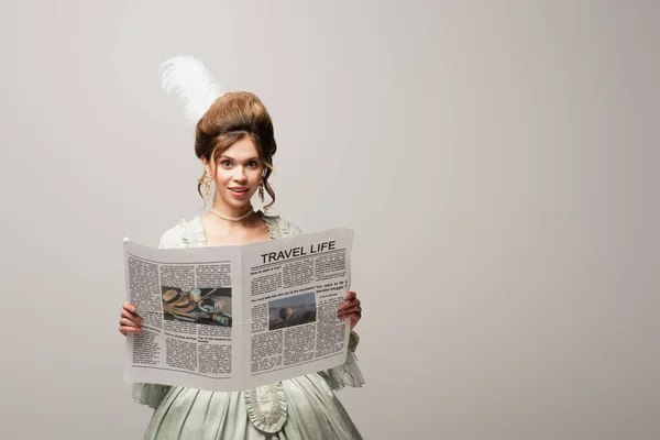 Усміхнена Жінка Елегантному Вінтажному Вбранні Тримає Життєву Газету Ізольовано Сірому — стокове фото