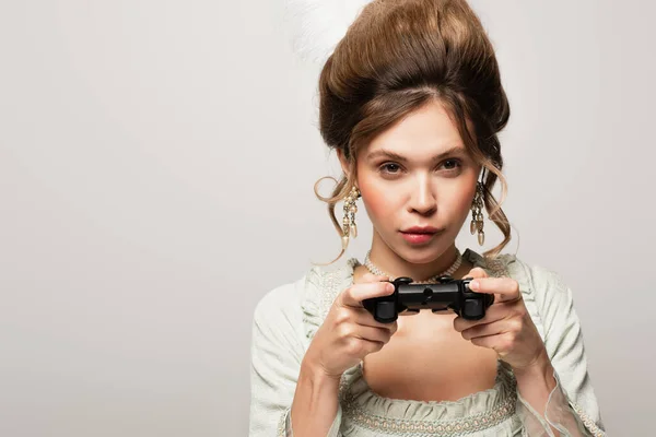 Kyiv Ukraine April 2021 Fokuserad Kvinna Retrooutfit Spel Med Joystick — Stockfoto