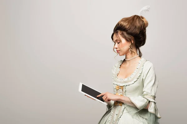 Mujer Joven Vestido Vintage Usando Tableta Digital Con Pantalla Blanco — Foto de Stock