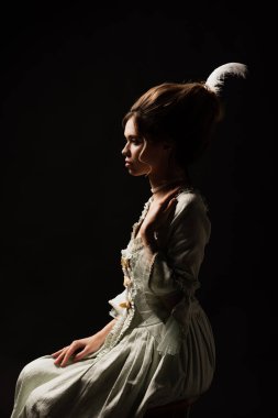 Siyah giysili çekici bir kadının tek başına oturması.