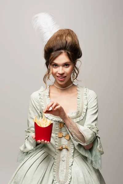 Mujer Alegre Elegante Vestido Vintage Sosteniendo Papas Fritas Aisladas Gris —  Fotos de Stock