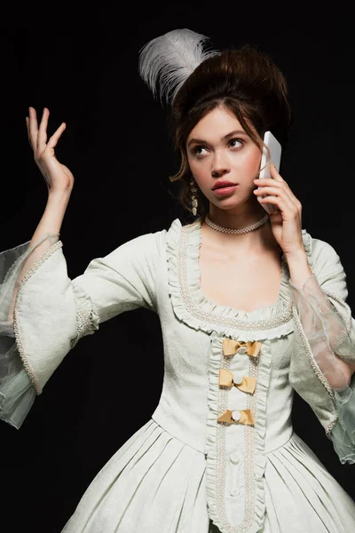 Jovem Mulher Roupas Vintage Gesticulando Enquanto Fala Telefone Celular Isolado — Fotografia de Stock