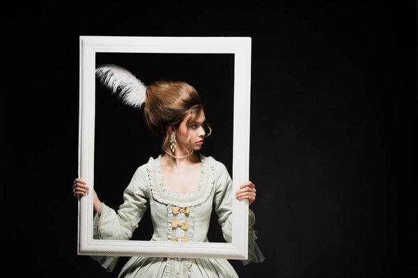 Женщина в стиле ретро в элегантном пастельно-сером платье с белой рамкой, изолированной на черном