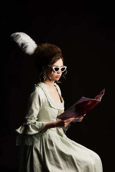 Νεαρή Γυναίκα Vintage Στολή Και Μοντέρνα Γυαλιά Ηλίου Ανάγνωση Σύγχρονο — Φωτογραφία Αρχείου