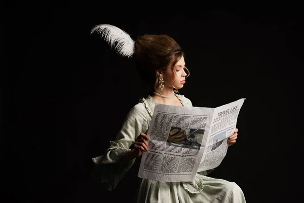 Elegante Vrouw Pastel Grijs Vintage Jurk Lezen Reizen Leven Krant — Stockfoto