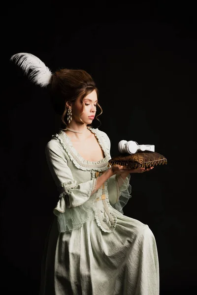 Κομψή Vintage Στυλ Γυναίκα Κρατώντας Βελούδινο Μαξιλάρι Ασύρματα Ακουστικά Που — Φωτογραφία Αρχείου