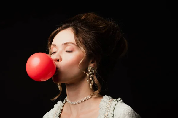 Okouzlující Vintage Styl Žena Foukání Červené Žvýkačky Zavřenýma Očima Izolované — Stock fotografie