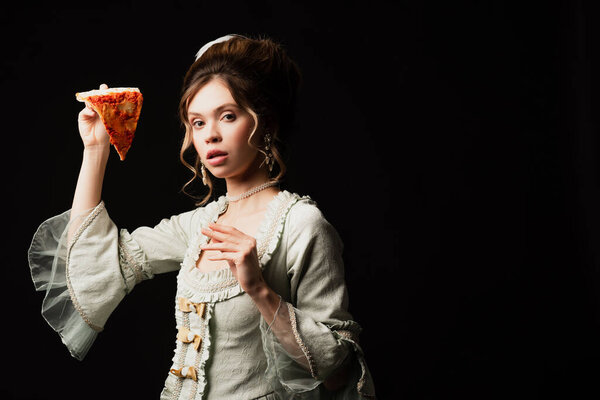 винтажный стиль женщина с кусочком вкусной пиццы глядя на камеру изолированы на черном