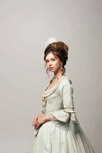 Junge Frau Eleganten Vintage Kleid Blickt Vereinzelt Die Kamera Auf — Stockfoto