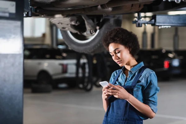 Young African American Mechanic Holding Cellphone Hands Garage — Stock Photo, Image