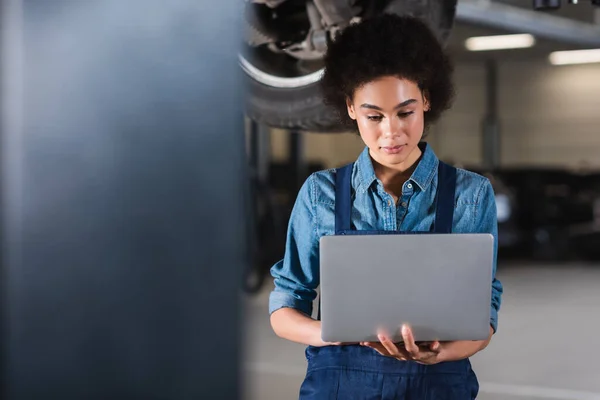 Junger Afrikanisch Amerikanischer Mechaniker Tippt Auf Laptop Garage — Stockfoto