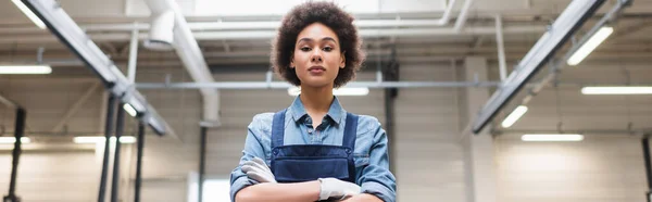 Selbstbewusster Junger Afrikanisch Amerikanischer Mechaniker Steht Mit Verschränkten Armen Der — Stockfoto