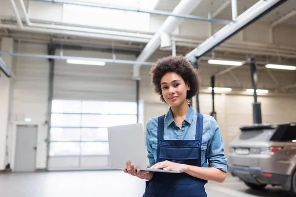 Cheerful Young African American Mechanic Standing Laptop Looking Camera Garage — Stock Photo, Image