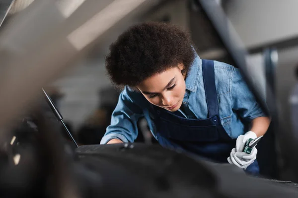 Joven Mecánico Afroamericano Overoles Sosteniendo Alicates Trabajando Con Coche Garaje —  Fotos de Stock