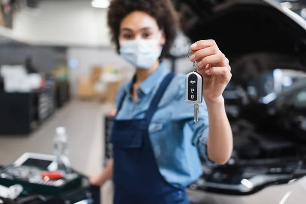 Car Key Hand Blurred Young African American Mechanic Protective Mask — Stock Photo, Image