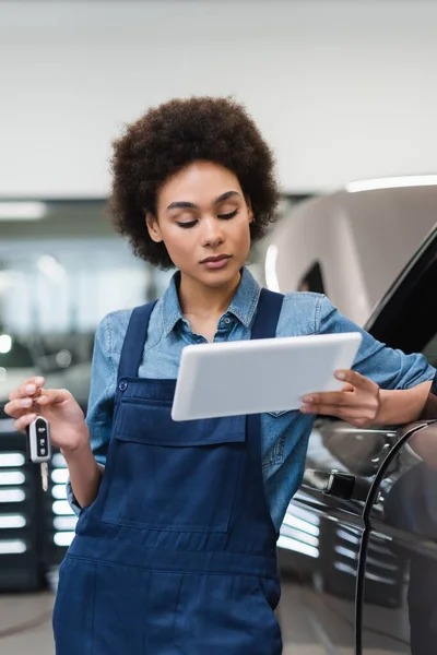 Young African American Mechanic Holding Car Key Looking Digital Tablet — Stock Photo, Image