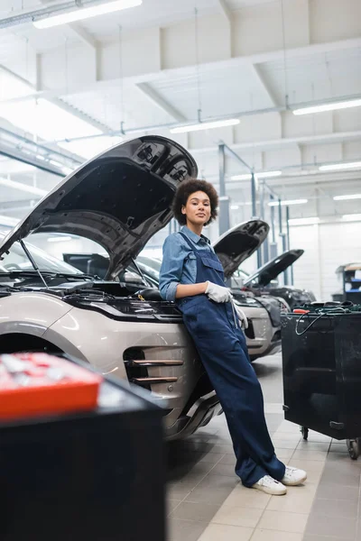 Young African American Mechanic Standing Cars Open Hoods Auto Repair — Stock Photo, Image