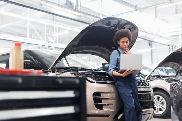 Young African American Mechanic Holding Laptop Car Open Hood Auto — Stock Photo, Image