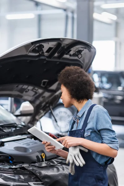 Young African American Mechanic Holding Digital Tablet Looking Car Open — Stock Photo, Image