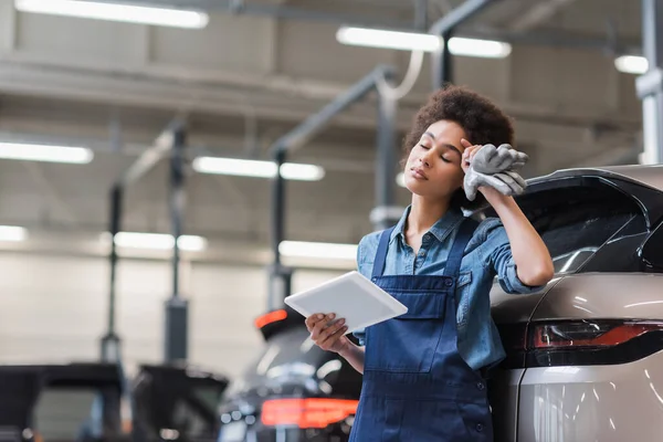 Unavený Mladý Africký Americký Mechanik Zavřenýma Očima Stojící Digitálním Tabletem — Stock fotografie