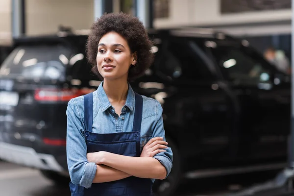 Confident Young African American Mechanic Overalls Standing Crossed Arms Auto — Stock Photo, Image