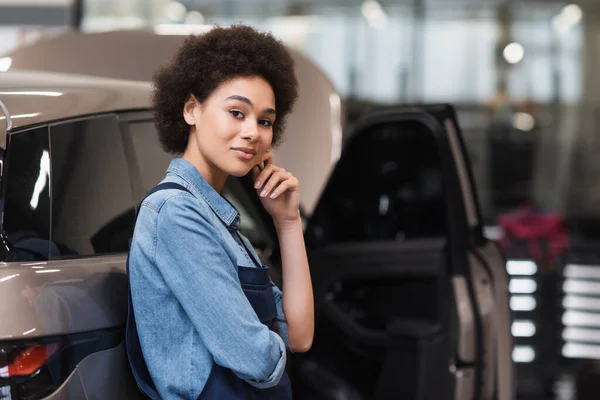 Alegre Joven Afroamericano Mecánico Pie Con Mano Cerca Cara Servicio —  Fotos de Stock