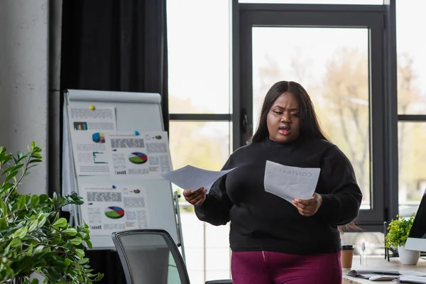 African American Size Businesswoman Looking Documents — Stock Photo, Image