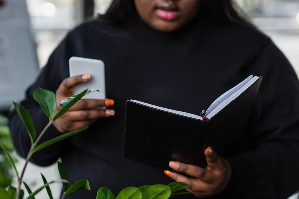 Vista Recortada Mujer Negocios Afroamericana Tamaño Grande Sosteniendo Portátil Teléfono — Foto de Stock