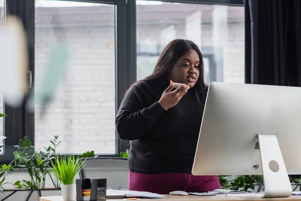 Afroamericana Más Tamaño Mujer Negocios Grabación Mensajes Voz Mirando Monitor — Foto de Stock