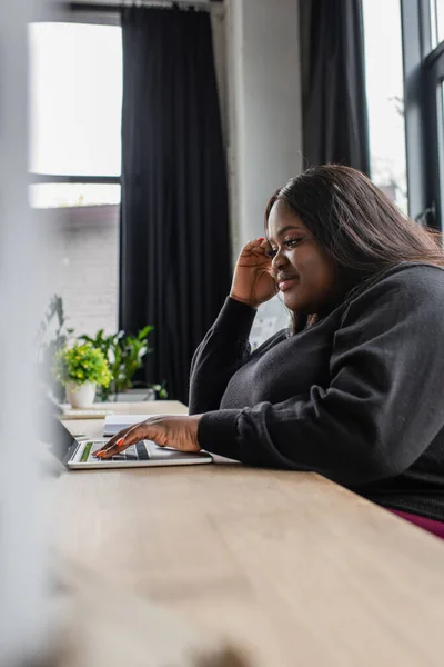 Sorridente Afro Americano Size Mulher Digitando Teclado Laptop Escritório — Fotografia de Stock