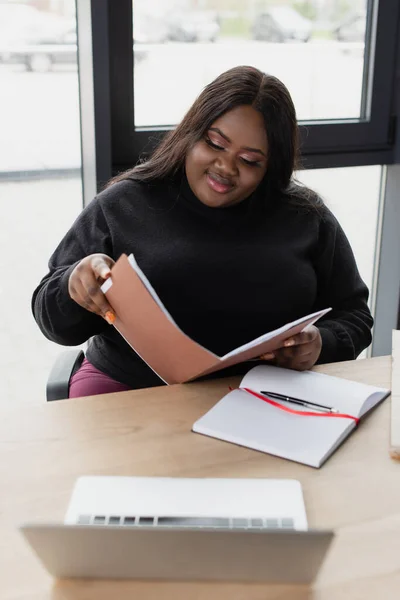 African American Size Woman Smiling While Looking Folder — Stock Photo, Image