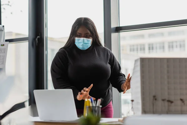 Africano Americano Más Tamaño Mujer Negocios Gesto Máscara Médica Durante — Foto de Stock