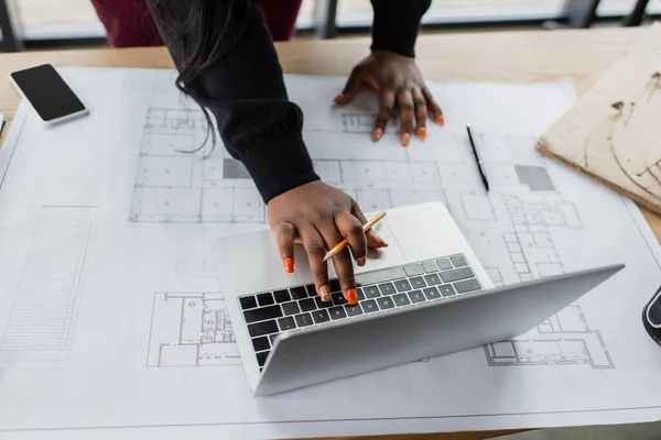 Cropped View African American Female Engineer Using Laptop Blueprint Desk — Stock Photo, Image