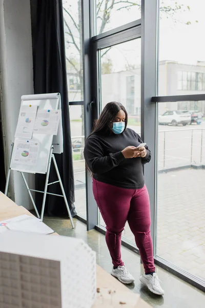 African American Size Businesswoman Medical Mask Using Smartphone Blurred House — Stock Photo, Image