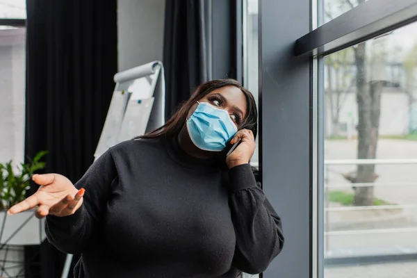 Afrikanisch Amerikanische Size Unternehmerin Medizinischer Maske Telefoniert Während Sie Büro — Stockfoto